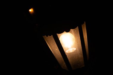  Sokak lambası gece güçlü ışık-kentsel aydınlatma ile parlıyor. Yüksek kalite fotoğraf