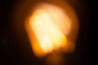  Karanlık bir arka planda Edison ampulünün bulanık parıltısı. Yüksek kalite fotoğraf