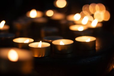  Karanlık, huzurlu bir ortamda titreşen çay mumları. Yüksek kalite fotoğraf