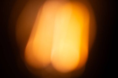  Karanlık bir arka planda Edison ampulünün bulanık parıltısı. Yüksek kalite fotoğraf