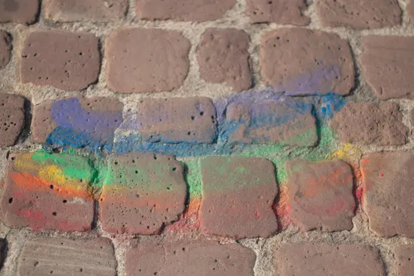  Renkli tebeşirle örülü tuğla duvar. Yüksek kalite fotoğraf
