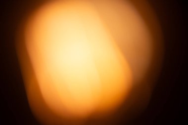  Karanlık bir arka planda Edison ampulünün bulanık parıltısı. Yüksek kalite fotoğraf