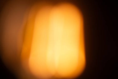 Karanlık bir arka planda Edison ampulünün bulanık parıltısı. Yüksek kalite fotoğraf