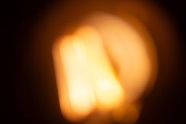  Karanlık bir arka planda Edison ampulünün bulanık parıltısı. Yüksek kalite fotoğraf