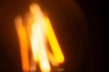  Karanlık bir arka planda Edison ampulünün bulanık parıltısı. Yüksek kalite fotoğraf