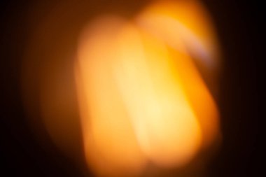  Karanlık bir arka planda Edison ampulünün bulanık parıltısı. Yüksek kalite fotoğraf