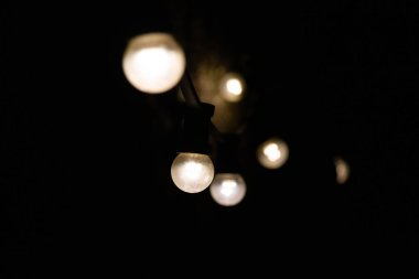  Karanlık bir arka plan soyut bokeh üzerinde bulanık yuvarlak altın ışıklar. Yüksek kalite fotoğraf