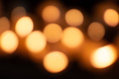  Sıcak bokeh ışıkları soyut ve bulanık bir arkaplan oluşturuyor. Yüksek kalite fotoğraf