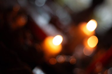 Paskalya ayininde mum ışığı, ılık, ışıl ışıl ve yumuşak ruhsal atmosferle yankılanır. Yüksek kalite fotoğraf