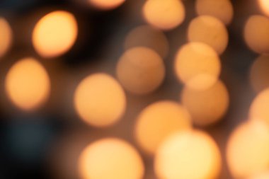  Sıcak bokeh ışıkları soyut ve bulanık bir arkaplan oluşturuyor. Yüksek kalite fotoğraf