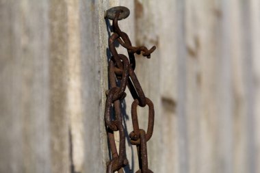  Paslı metal zincir yıpranmış ahşap arka planda asılı. Yüksek kalite fotoğraf