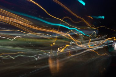  Dinamik renkli ışık, şehir sahnesinde soyut bir hareketle ortaya çıkar. Yüksek kalite fotoğraf