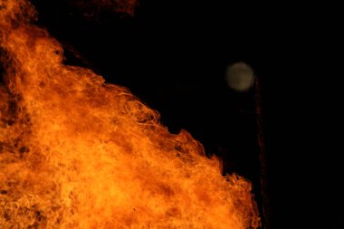  Büyük, parlak bir şenlik ateşi ve gece enerjisiyle uzak bir ay. Yüksek kalite fotoğraf