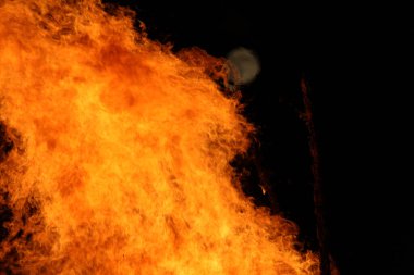  Büyük, parlak bir şenlik ateşi ve gece enerjisiyle uzak bir ay. Yüksek kalite fotoğraf