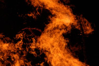  Yoğun turuncu ve kırmızı alevler siyah arka plan ateş soyut. Yüksek kalite fotoğraf