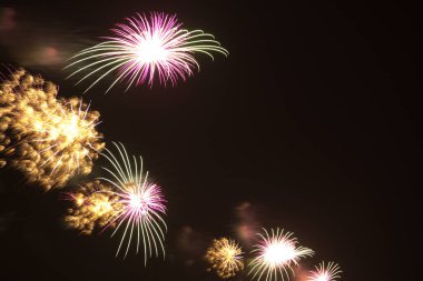  Karanlık bir gökyüzü kutlaması ve aydınlıkta renkli havai fişekler patlıyor. Yüksek kalite fotoğraf