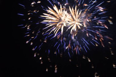  Karanlık bir gökyüzü kutlaması ve aydınlıkta renkli havai fişekler patlıyor. Yüksek kalite fotoğraf