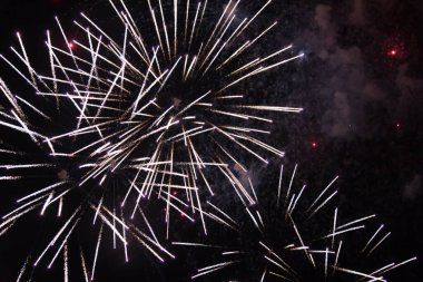  Karanlık bir gökyüzü kutlaması ve aydınlıkta renkli havai fişekler patlıyor. Yüksek kalite fotoğraf