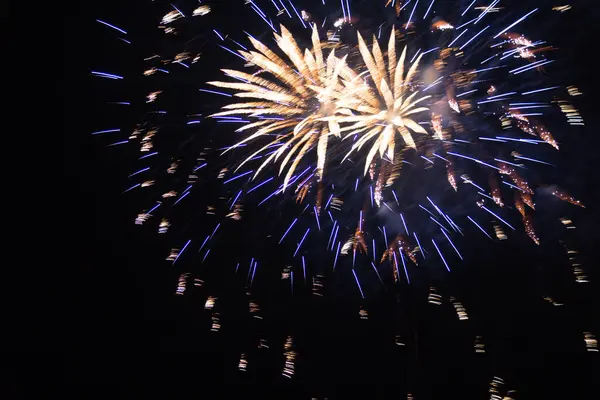  Karanlık bir gökyüzü kutlaması ve aydınlıkta renkli havai fişekler patlıyor. Yüksek kalite fotoğraf