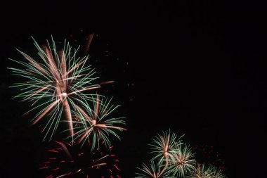  Karanlık bir gökyüzü kutlaması ve aydınlıkta renkli havai fişekler patlıyor. Yüksek kalite fotoğraf