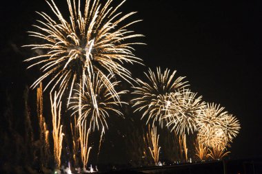  Karanlık bir gökyüzü kutlaması ve aydınlıkta renkli havai fişekler patlıyor. Yüksek kalite fotoğraf