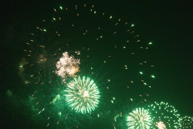  Karanlık bir gökyüzü kutlaması ve aydınlıkta renkli havai fişekler patlıyor. Yüksek kalite fotoğraf