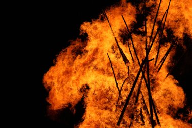  Büyük şenlik ateşi geceleri uzun turuncu alevlerle parlıyor. Yüksek kalite fotoğraf