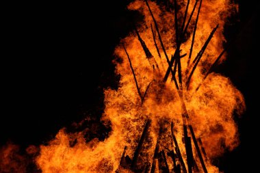  Büyük şenlik ateşi geceleri uzun turuncu alevlerle parlıyor. Yüksek kalite fotoğraf