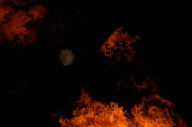  Yoğun turuncu ve sarı alevleri olan büyük şenlik ateşi. Yüksek kalite fotoğraf