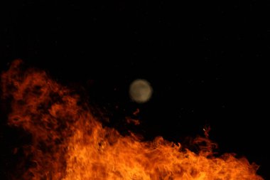  Yoğun turuncu ve sarı alevleri olan büyük şenlik ateşi. Yüksek kalite fotoğraf