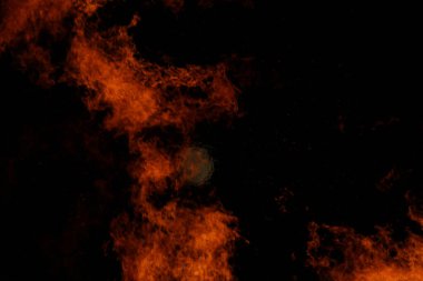  Yoğun turuncu ve sarı alevleri olan büyük şenlik ateşi. Yüksek kalite fotoğraf