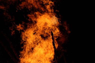  Yoğun turuncu ve sarı alevleri olan büyük şenlik ateşi. Yüksek kalite fotoğraf