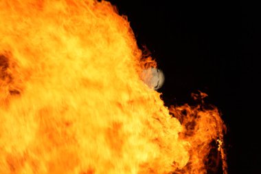  Yoğun turuncu ve sarı alevleri olan büyük şenlik ateşi. Yüksek kalite fotoğraf