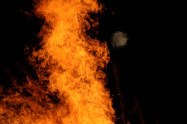  Yoğun turuncu ve sarı alevleri olan büyük şenlik ateşi. Yüksek kalite fotoğraf