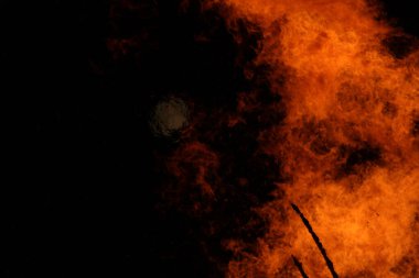  Yoğun turuncu ve sarı alevleri olan büyük şenlik ateşi. Yüksek kalite fotoğraf