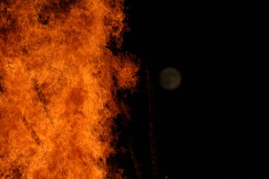  Yoğun turuncu ve sarı alevleri olan büyük şenlik ateşi. Yüksek kalite fotoğraf