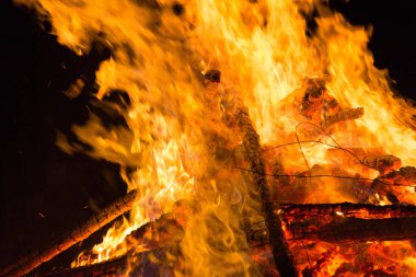  Yoğun turuncu ve sarı alevleri olan büyük şenlik ateşi. Yüksek kalite fotoğraf