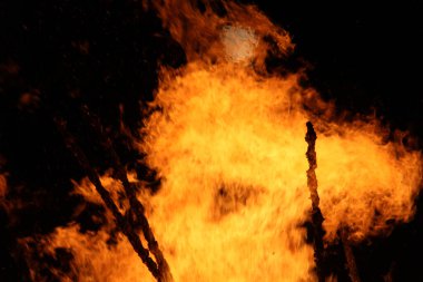  Yoğun turuncu ve sarı alevleri olan büyük şenlik ateşi. Yüksek kalite fotoğraf