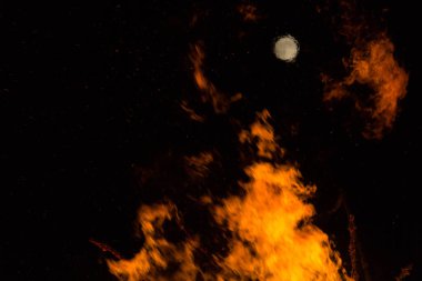  Yoğun turuncu ve sarı alevleri olan büyük şenlik ateşi. Yüksek kalite fotoğraf