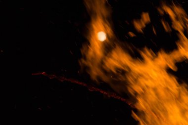  Yoğun turuncu ve sarı alevleri olan büyük şenlik ateşi. Yüksek kalite fotoğraf