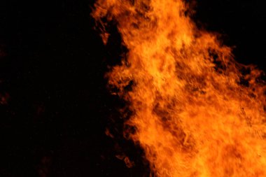  Yoğun turuncu ve sarı alevleri olan büyük şenlik ateşi. Yüksek kalite fotoğraf