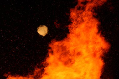  Yoğun turuncu ve sarı alevleri olan büyük şenlik ateşi. Yüksek kalite fotoğraf