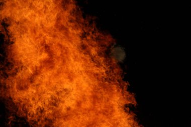  Yoğun turuncu ve sarı alevleri olan büyük şenlik ateşi. Yüksek kalite fotoğraf