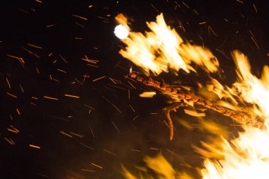  Yoğun turuncu ve sarı alevleri olan büyük şenlik ateşi. Yüksek kalite fotoğraf
