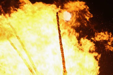  Yoğun turuncu ve sarı alevleri olan büyük şenlik ateşi. Yüksek kalite fotoğraf