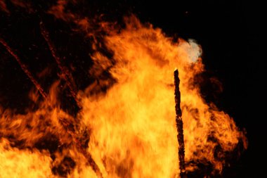  Yoğun turuncu ve sarı alevleri olan büyük şenlik ateşi. Yüksek kalite fotoğraf