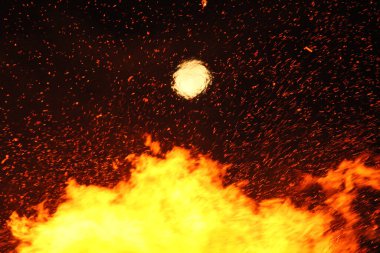  Yoğun turuncu ve sarı alevleri olan büyük şenlik ateşi. Yüksek kalite fotoğraf