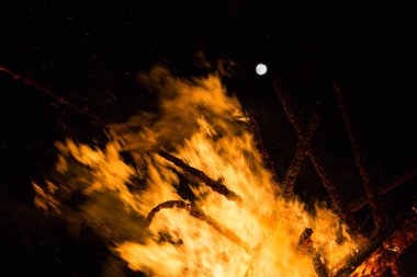 Yoğun turuncu ve sarı alevleri olan büyük şenlik ateşi. Yüksek kalite fotoğraf