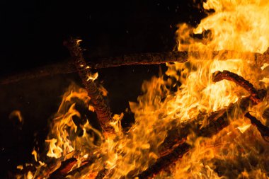  Yoğun turuncu ve sarı alevleri olan büyük şenlik ateşi. Yüksek kalite fotoğraf
