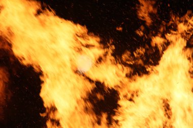  Yoğun turuncu ve sarı alevleri olan büyük şenlik ateşi. Yüksek kalite fotoğraf